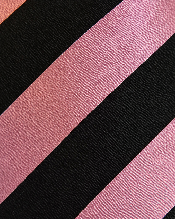 Närbild av randigt mönster på Anton, bred slips i svart och rosa