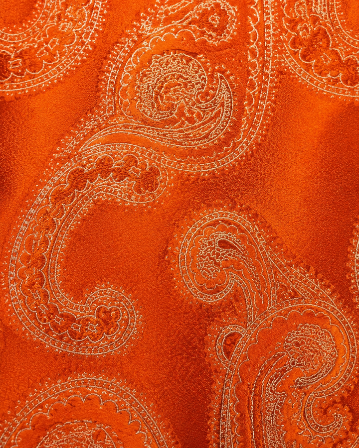 Närbild av paisleymönster på Ariel, bred slips i silver och orange