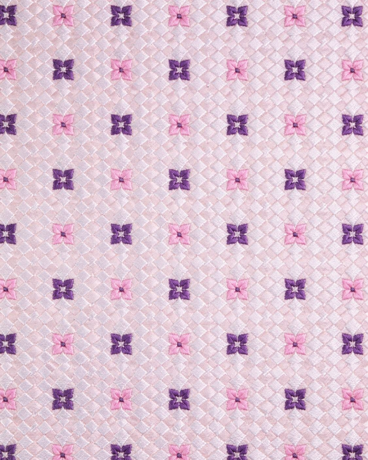 Närbild av rosa och lila blommor över en rutig struktur på Aurora, bröstnäsduk i rosa och lila