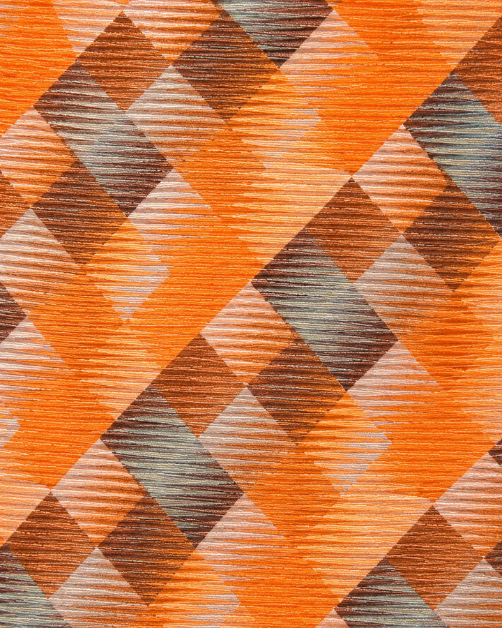 Närbild av flerfärgat argylemönster med rutstruktur på Averna, bred slips i orange, beige, brunt och grått
