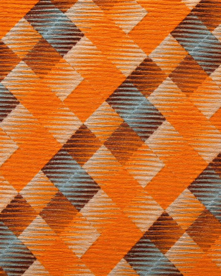 Närbild av flerfärgat argylemönster med rutstruktur på Averna smal, smal slips i orange, beige, brunt och grått