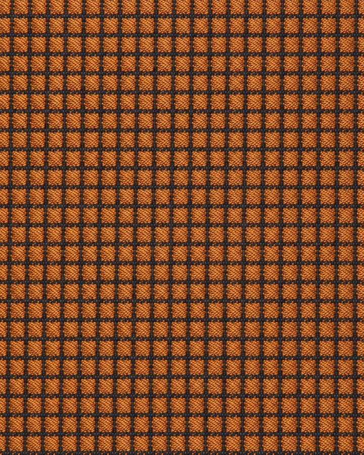 Närbild av rutigt mönster på BELLBOY, bred slips i orange