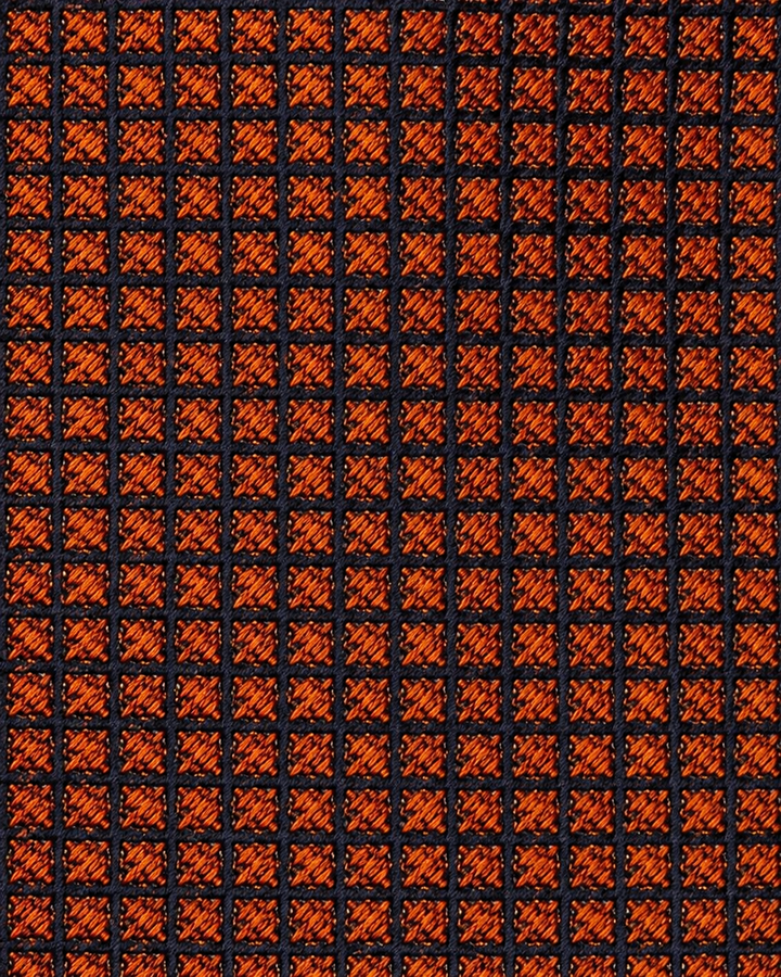 Närbild av rutigt mönster på BELLBOY SMAL, smal slips i blått och orange