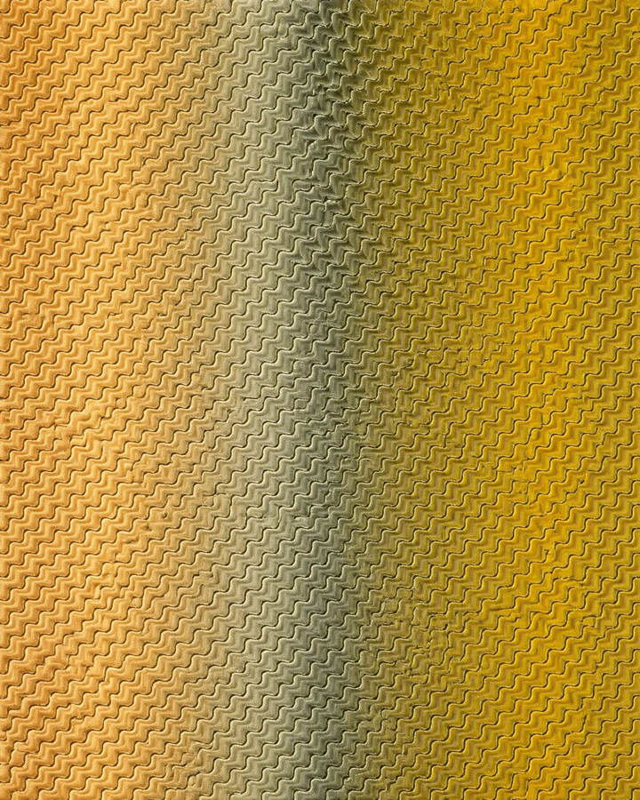 Närbild av vågig struktur på BIANCA SMAL, smal slips i guld