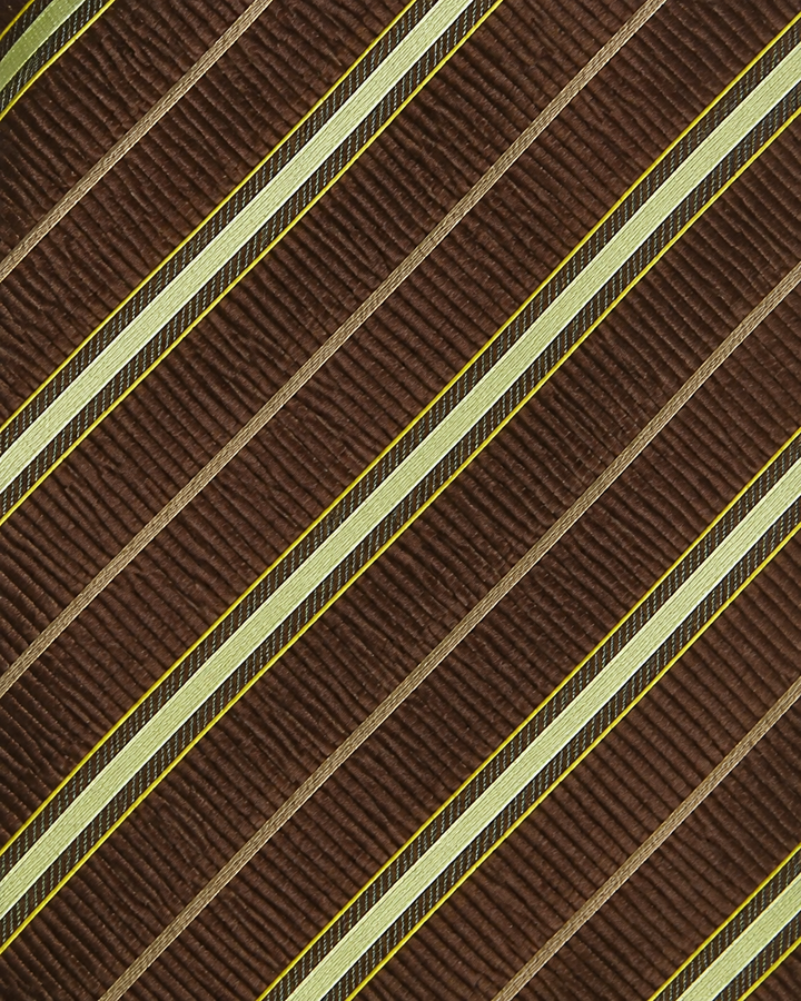 Närbild av ljusa beige och svagt gröntonade diagonala ränder på brun botten på CACAO, bred slips i brunt, beige och ljust gröntonat