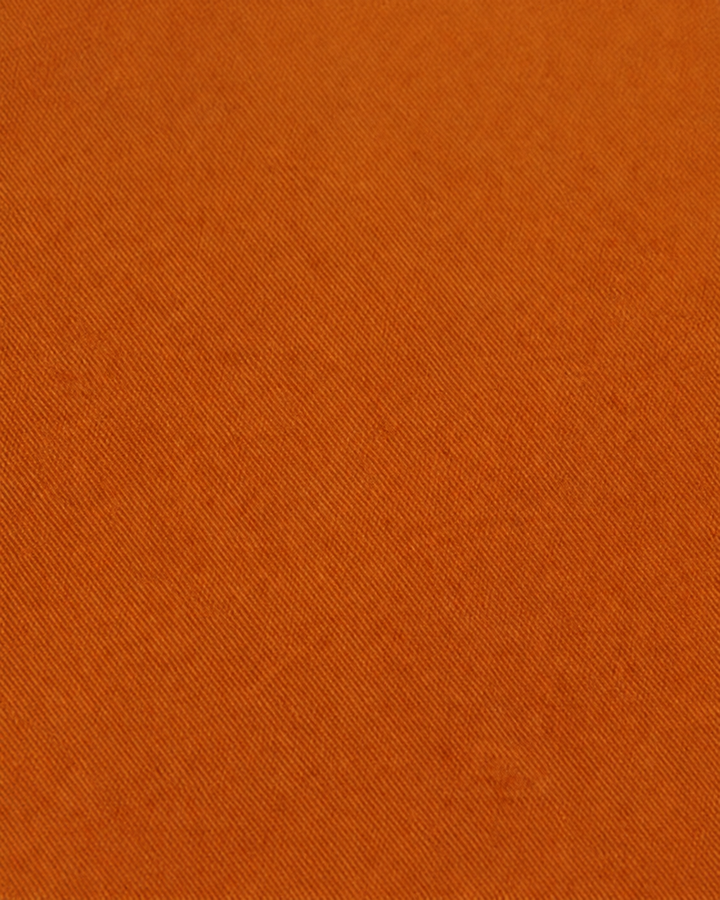 Närbild av enfärgad design utan synliga ränder på CHALKOS, bred slips i kopparorange