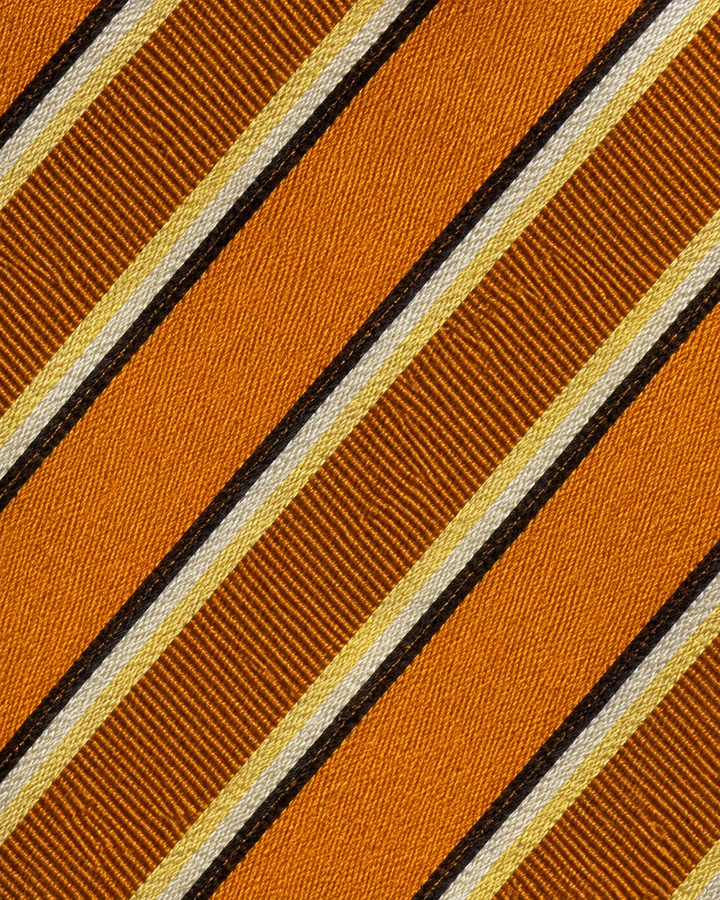 Närbild av randigt mönster på CHRISTOFFER SMAL, smal slips i svart, vitt, gult och orange