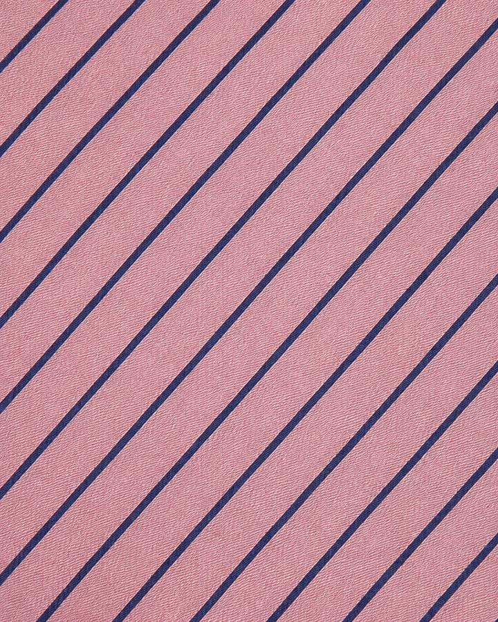 Närbild av fina mörkt blåvioletta diagonala pinstripes på rosa botten på CLEMENS, bred slips i rosa och mörkt blåviolett