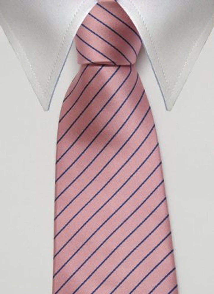 CLEMENS, bred slips i rosa och mörkt blåviolett med fina mörkt blåvioletta diagonala pinstripes på rosa botten – originalbild