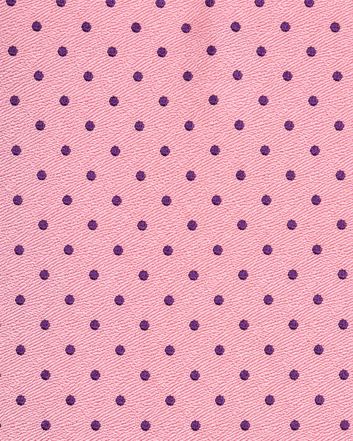 Närbild av regelbundet upprepade mörkt purpursvarta prickar på rosa botten på CONCORDIA, bröstnäsduk i rosa och mörkt purpursvart