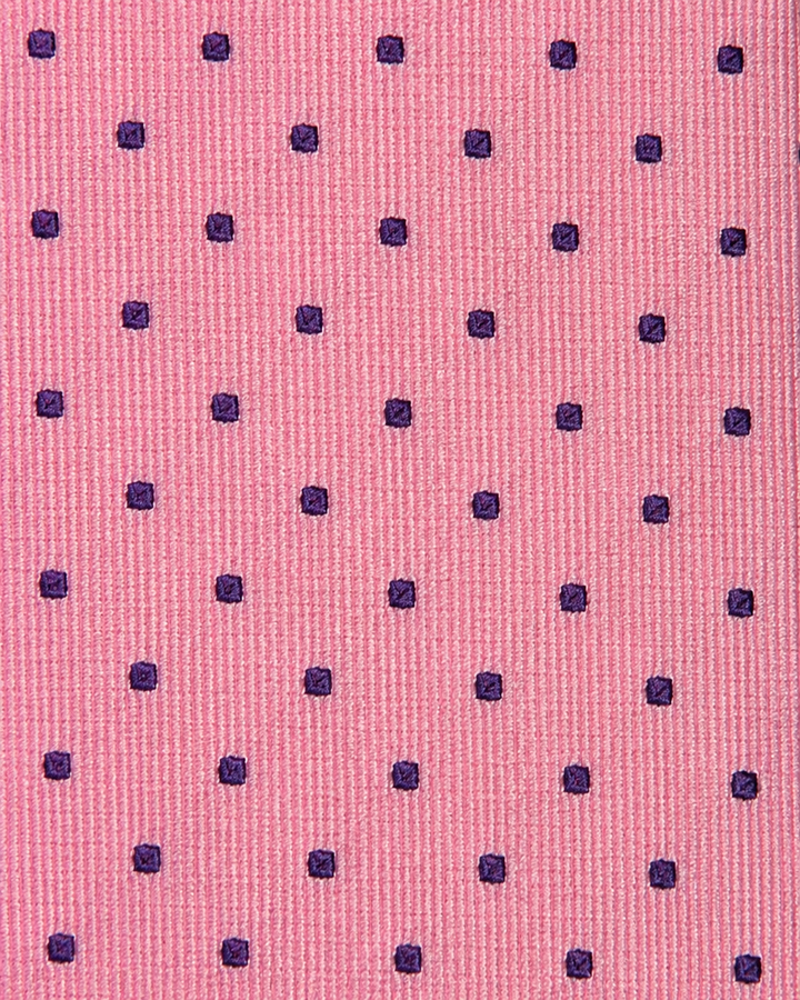 Närbild av regelbundet upprepade mörkt purpursvarta prickar på rosa botten på CONCORDIA SMAL, smal slips i rosa och mörkt purpursvart