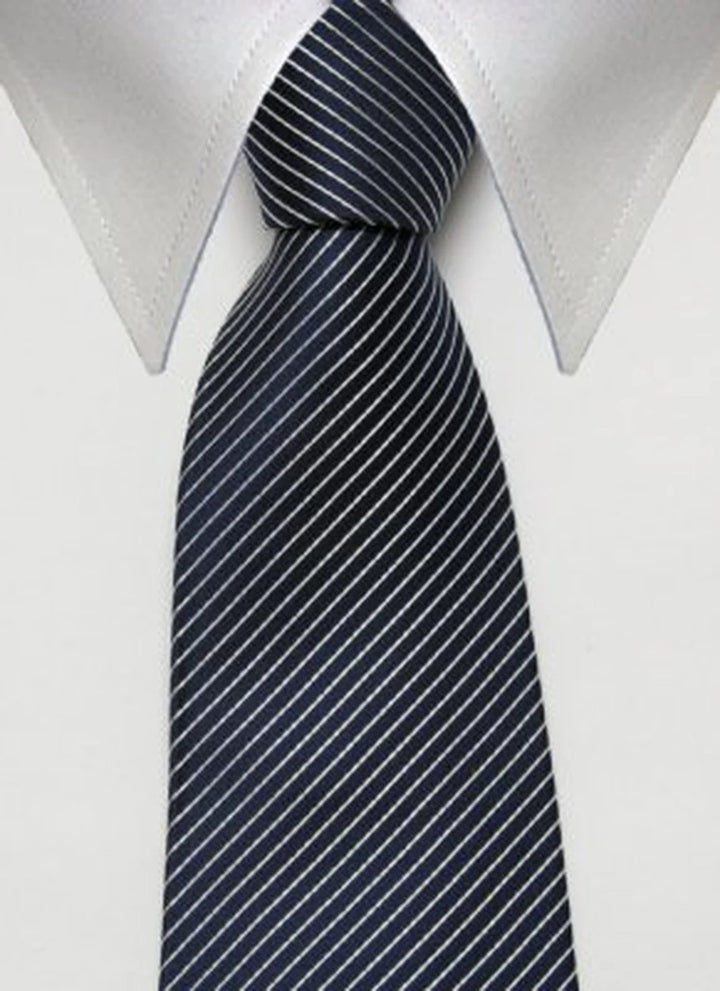 CUT, bred slips i mörkblått och vitt med täta fina vita diagonala pinstripes på mörkblå botten – originalbild