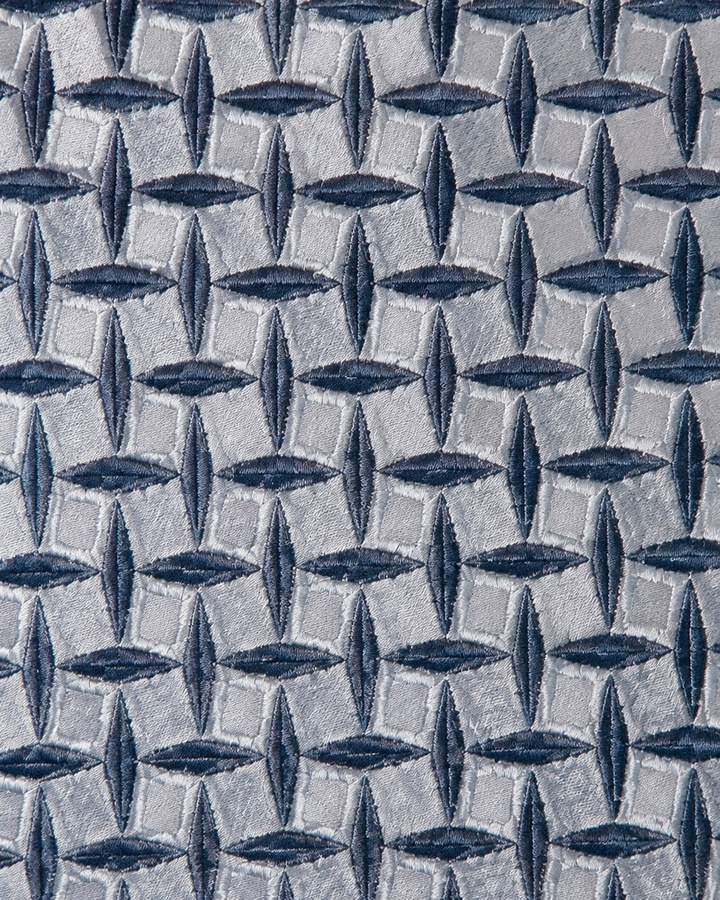 Närbild av rutigt mönster på DELTA SMAL, smal slips i silver