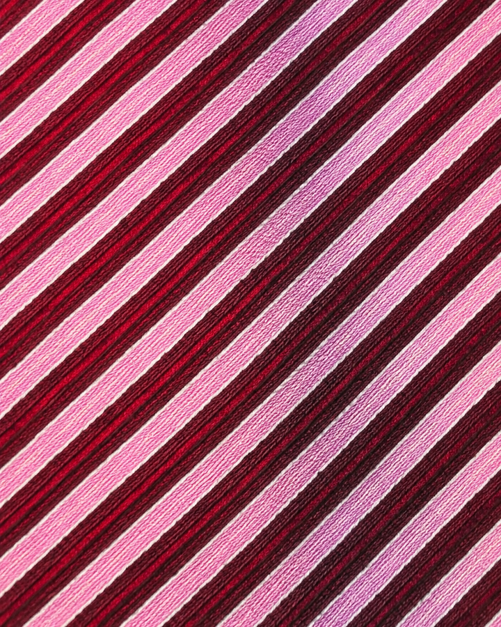 Närbild av växelvisa rosa och mörkt vinrödsvarta ränder på DIANA, slips i rosa och mörkt vinrödsvart
