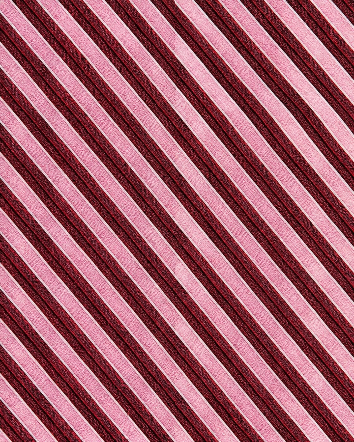 Närbild av växelvisa rosa och mörkt vinrödsvarta ränder på DIANA, bröstnäsduk i rosa och mörkt vinrödsvart