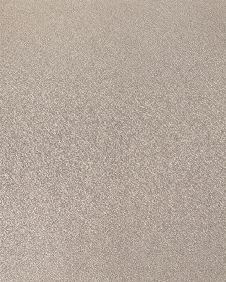Närbild av enfärgad design på ERIK, bröstnäsduk i silver