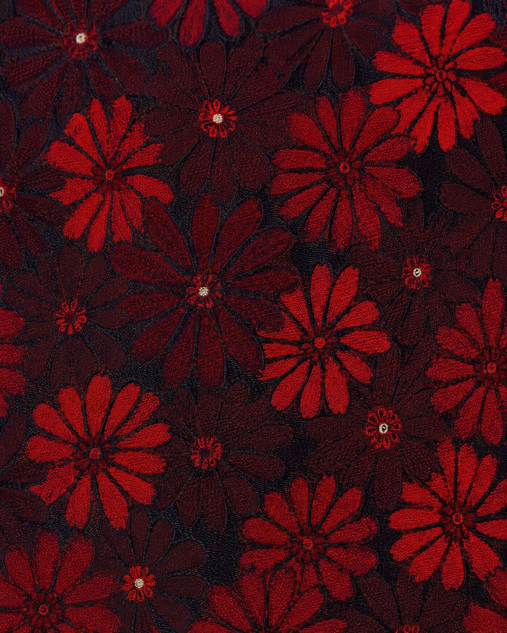 Närbild av blommigt motiv på ERRIAPO, bred slips i rött