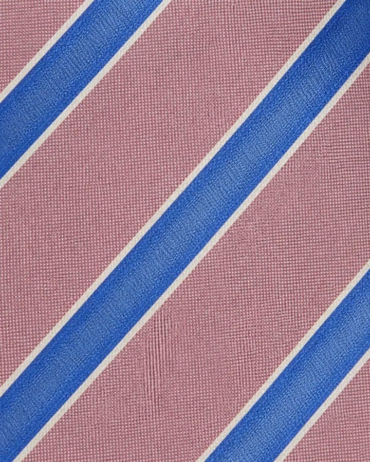 Närbild av breda blå ränder med smala vita mellanränder på rosa botten på FIZZY, bred slips i dämpat rosa, blått och vitt