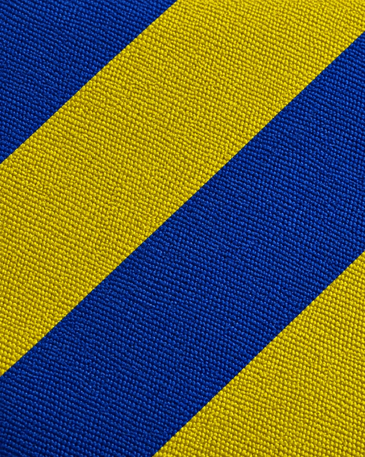 Närbild av blå och gula diagonala band på GABRIEL SMAL, smal slips i blått och gult