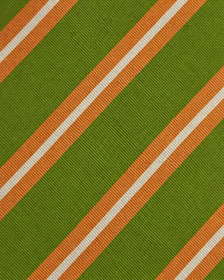 Närbild av gröna, orange och vita diagonala band på HUNTER, bred slips i grönt, orange och vitt