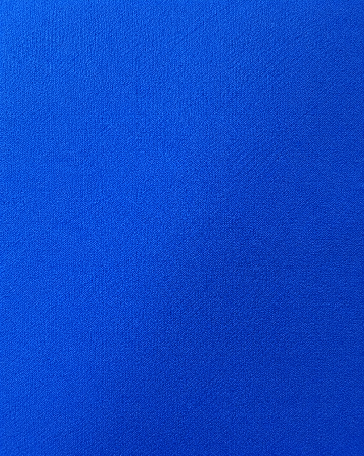 Närbild av enfärgad design på JOEL, bröstnäsduk i blått