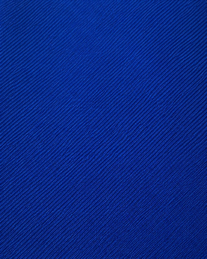 Närbild av enfärgad design på JOEL SMAL, smal slips i blått