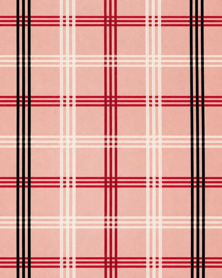 Närbild av ett rutigt tartangaller av korsande svarta, röda och vita band på rosa botten på JULIET, bröstnäsduk i rosa, svart, rött och vitt