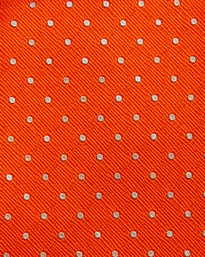 Närbild av prickigt mönster på KALLE, bred slips i orange och vitt