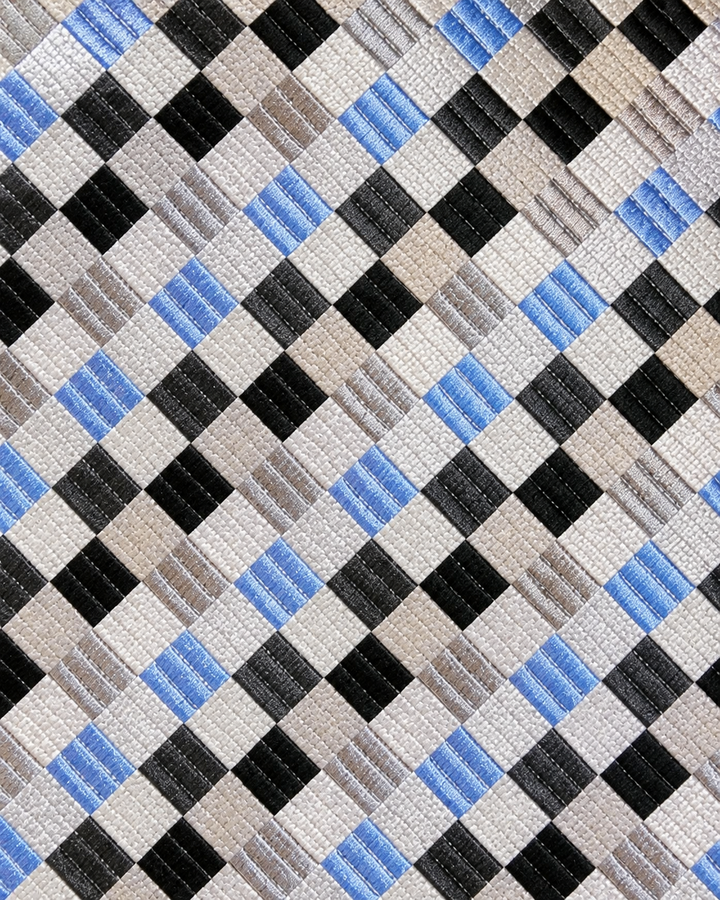 Närbild av rutigt mönster på KOKKOLA SMAL, smal slips i silver, blått, grått och svart