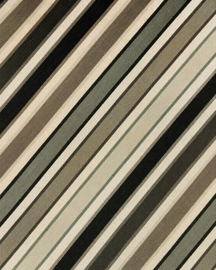 Närbild av svarta, vita, silverfärgade och grå diagonala ränder på LEDA, bred slips i svart, vitt, silver och grått