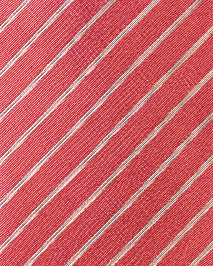Närbild av randigt mönster på LEO, bred slips i vitt och rosa