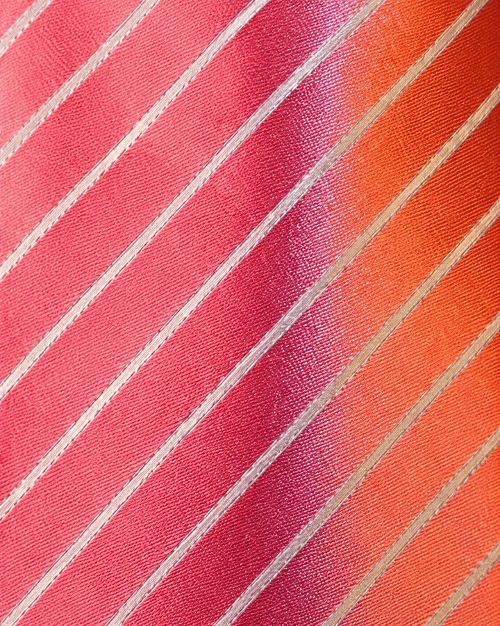 Närbild av randigt mönster på LEO SMAL, smal slips i vitt och rosa