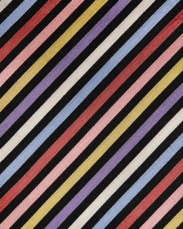 Närbild av färgstarka ränder växelvis åtskilda av svarta band på LIQUORICE, bred slips i svart, vitt, blått, lila, gult, rosa och korallrött
