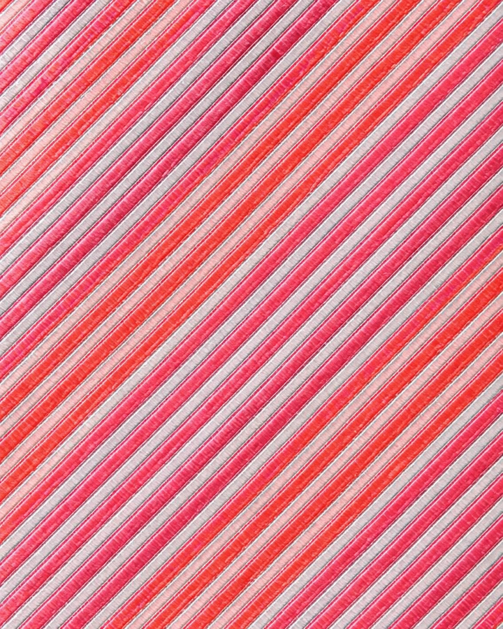 Närbild av smala vita diagonala ränder på rosa botten på LUDVIG SMAL, smal slips i rosa och vitt