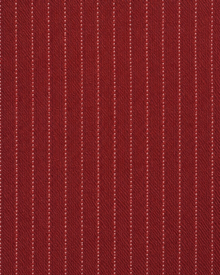 Närbild av rader av fina vita prickar som bildar kritstreck på röd botten på MAROON, bröstnäsduk i rött och vitt