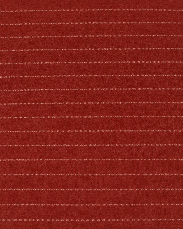 Närbild av rader av fina vita prickar som bildar kritstreck på röd botten på MAROON SMAL, smal slips i rött och vitt