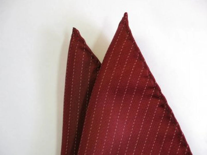 MAROON, bröstnäsduk i rött och vitt med rader av fina vita prickar som bildar kritstreck på röd botten – originalbild