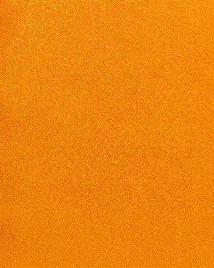 Närbild av enfärgad design på MATTIAS, bröstnäsduk i orange