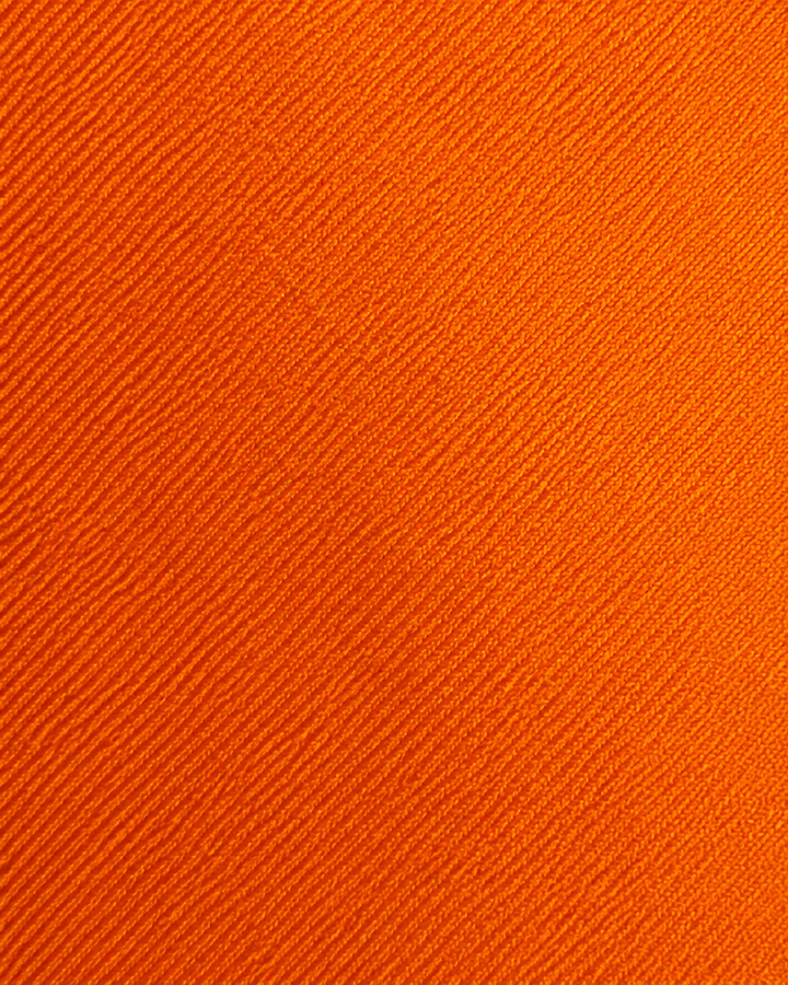 Närbild av enfärgad design på MATTIAS SMAL, smal slips i orange