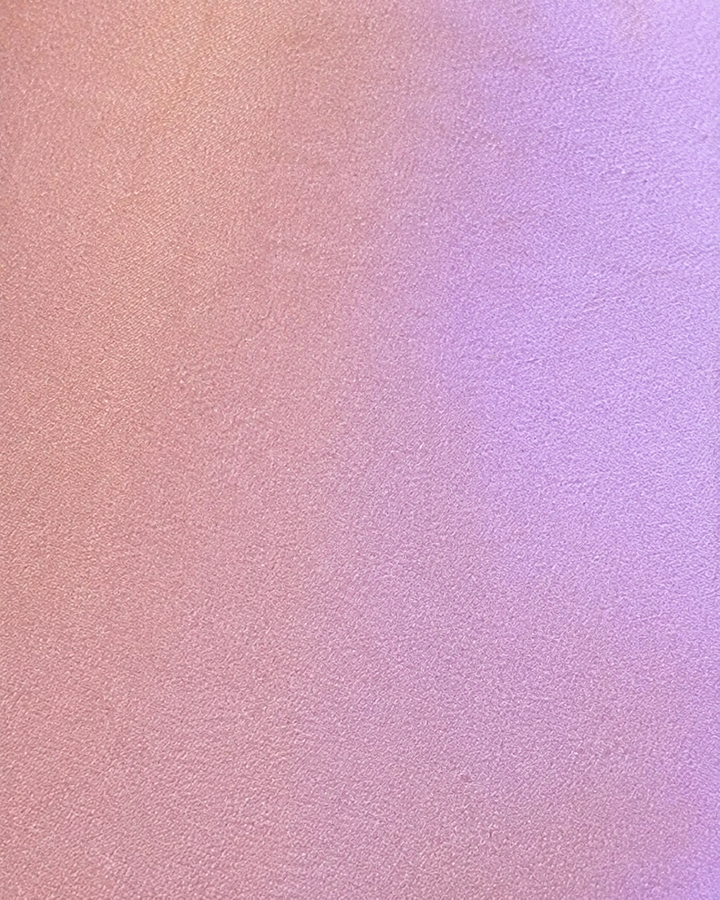 Närbild av en enfärgad design på MAX, bröstnäsduk i ljusrosa