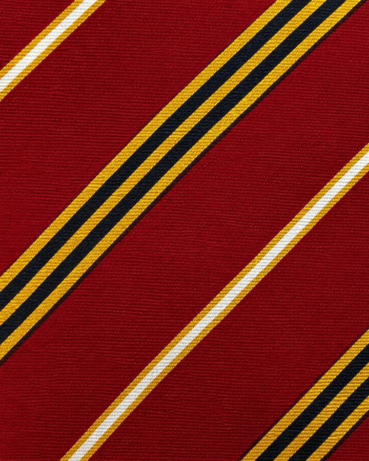 Närbild av röda, vita, guldfärgade och svarta diagonala ränder på NANJING, bred slips i rött, vitt, guld och svart