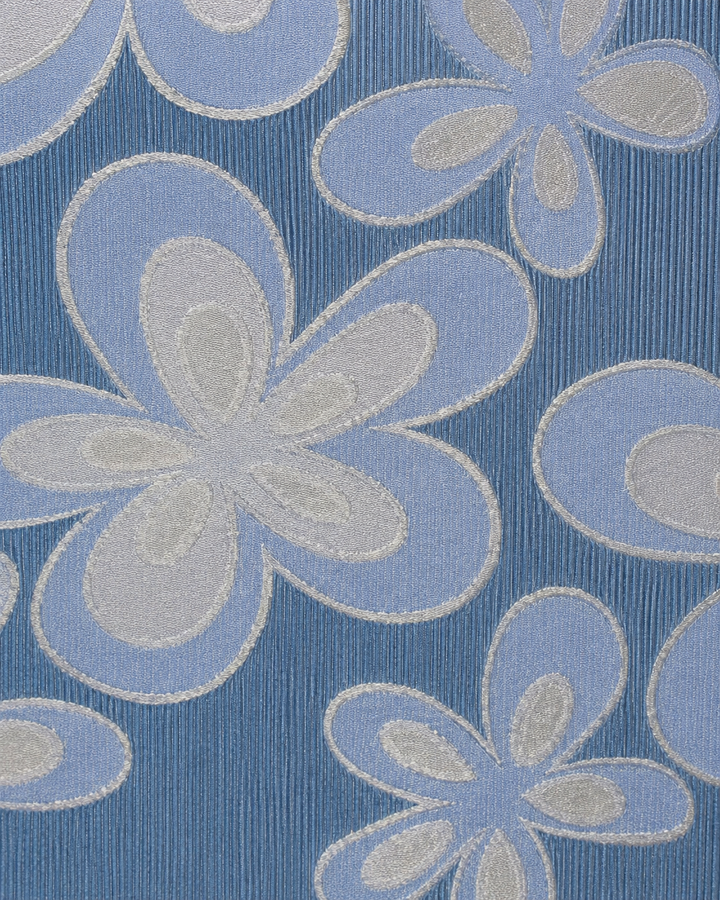 Närbild av stora ljusa blom- och bladmotiv på ljusblå botten på NEMOPHILA, bred slips i ljusblått och ljusa toner