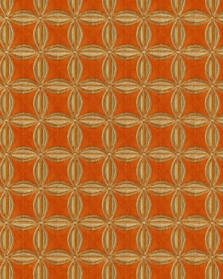 Närbild av ett tätt sammanlänkat galler av avlånga ljust guldbeige ovalmotiv på orange botten på PETAL, bred slips i orange och ljust guldbeige