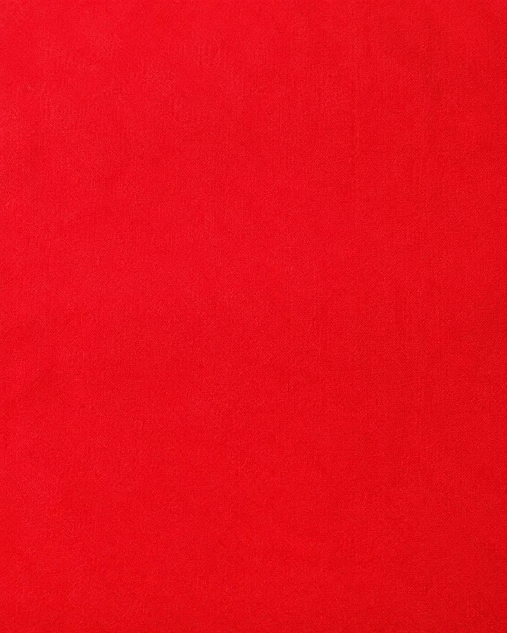 Närbild av enfärgad design på PONTUS, bröstnäsduk i rött