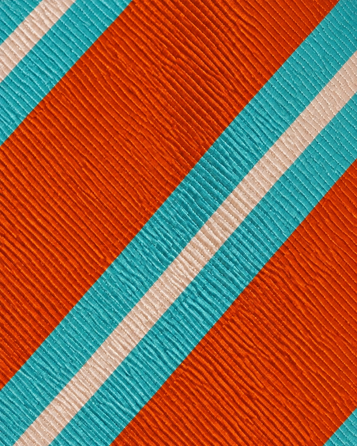 Närbild av randigt mönster på RETRO, bred slips i orange