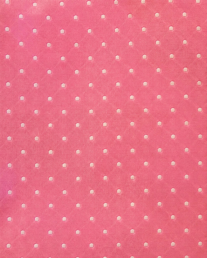 Närbild av prickigt mönster på ROSAMUNDA, bröstnäsduk i rosa och vitt