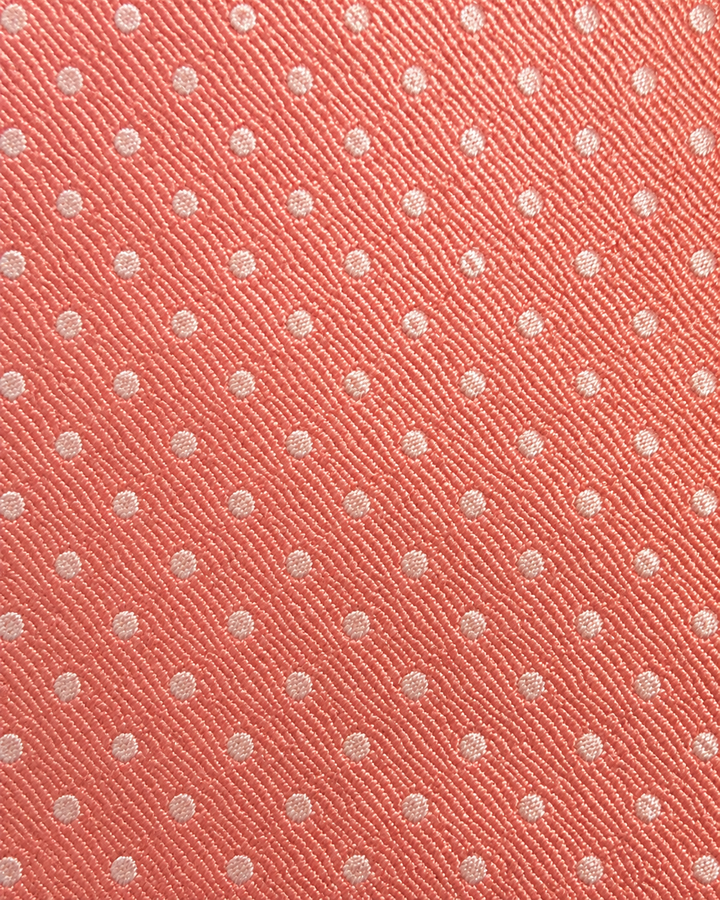 Närbild av prickigt mönster på SIRIKIT, bred slips i rosa och vitt