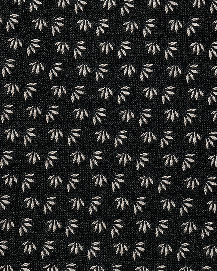 Närbild av motiv med blad på SMOKEY SMAL, smal slips i svart och silver