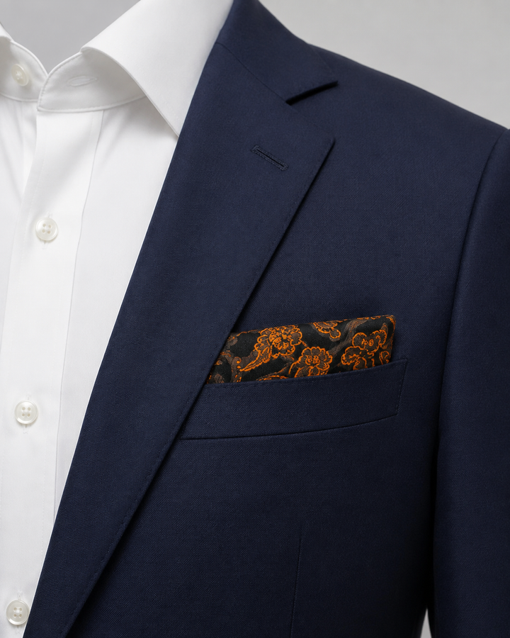 TAU, bröstnäsduk i svart och orange med paisleymönster, formellt stylad
