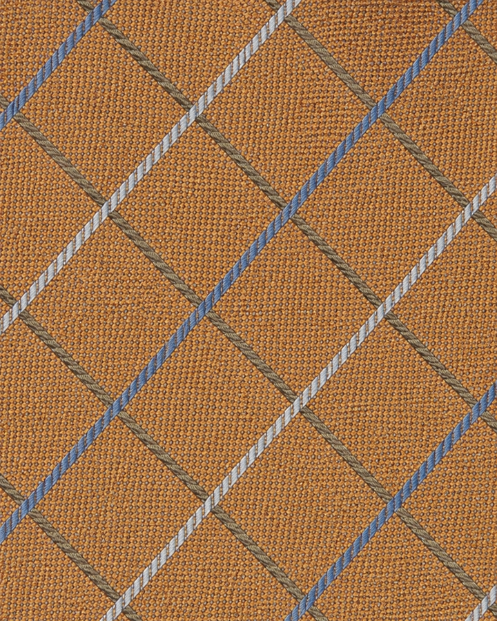 Närbild av ett blått och silverfärgat diagonalt galler som bildar stora rutor på orange botten på THREADS, bred slips i orange, blått och silver